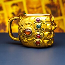 Marvel Avengers - Hrdinovia hrnček v tvare rukavice Thanos