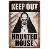 Halloweenska tabuľa s mníškou a nápisom Keep Out 