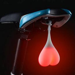 V tme svietiaci miešok cyklistu